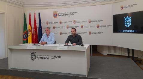 El portavoz de EH Bildu en Pamplona, Joseba Asiron, y el edil Borja Izagirre en la rueda de prensa. El portavoz de EH Bildu en Pamplona, Joseba Asiron, y el edil Borja Izagirre en la rueda de prensa.