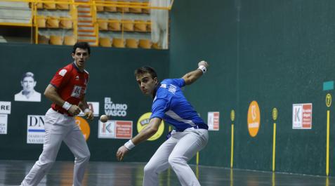 pena Peña II golpea a una pelota en presencia de Jokin Altuna en el Ogeta.