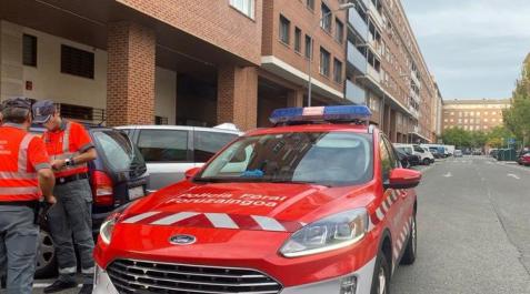 policia-foral Varios agentes junto a un coche de la Policía Foral
