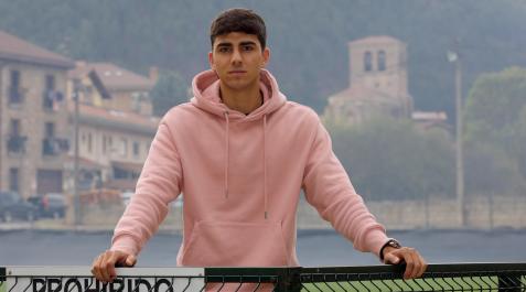 Protagonista de Tercera Unai Gurpegui Virto, de Mendillorri, posa en el campo Igeldea de Arre donde disputa sus partidos el Avance.