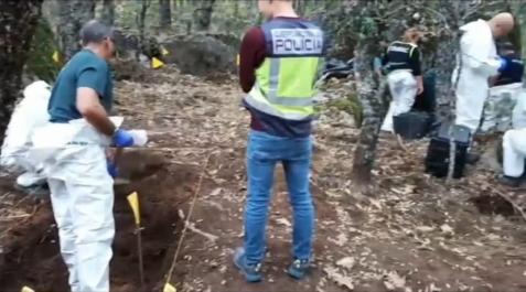 Agentes de la Guardia Civil y la Policía Nacional estuvieron este jueves por la tarde en la zona que ha marcado en su declaración el novio de Juana Canal tras su confesión Agentes de la Guardia Civil y la Policía Nacional estuvieron este jueves por la tarde en la zona que ha marcado en su declaración el novio de Juana Canal tras su confesión