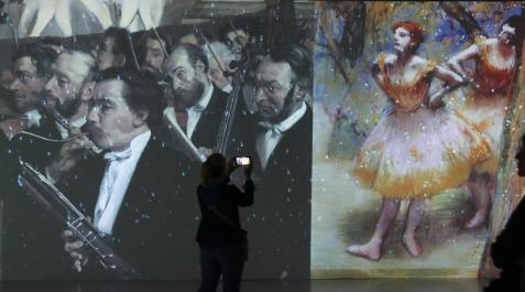 bux2 Pantallas gigantes proyectan imágenes en movimiento de las obras, como estas de Degas