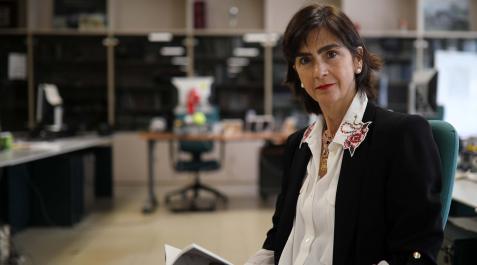 Marialuz Vicondoa Marialuz Vicondoa, posando con un ejemplar de su libro en la redacción de Diario de Navarra, donde trabaja desde hace más de 20 años.