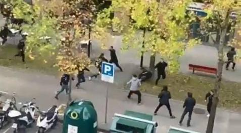Un momento de la pelea del domingo en la calle Tajonar Un momento de la pelea del domingo en la calle Tajonar