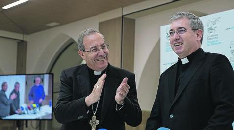 El arzobispo Fernando Pérez aplaude a Fernando Prado El arzobispo Fernando Pérez aplaude a Fernando Prado