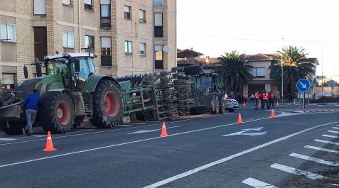 El tractor siniestrado en la rotonda de Caparroso Caparraso