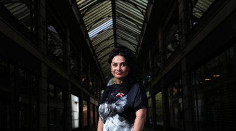 safaf Nilufar Saberi en el pasaje de la Luna junto a los cines Golem, donde presentó la película 'No bears' de Jafar Panahi