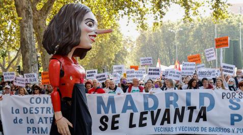 Manifestación ciudadana que recorre este domingo el centro de Madrid bajo el lema 'Madrid se levanta por la sanidad pública' Manifestación ciudadana que recorre este domingo el centro de Madrid bajo el lema 'Madrid se levanta por la sanidad pública'