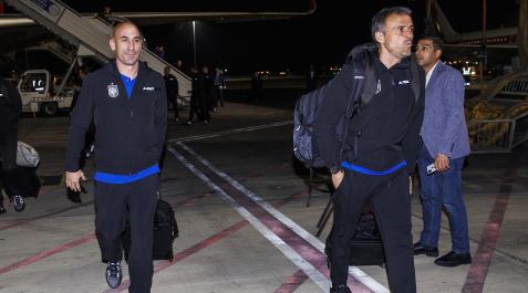 Luis Enrique y Rubiales encabezan la expedición de España al llegar a Amán