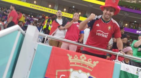 Mohamed, Osasuna Mohamed, con la bandera y camiseta de Osasuna en el partido España-Costa Rica