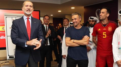 LEnrique El Rey, don Felipe, y el seleccionador, Luis Enrique, en el vestuario de España tras la gfoleada a Costa ica en el inicio del Mundial de Catar 2022