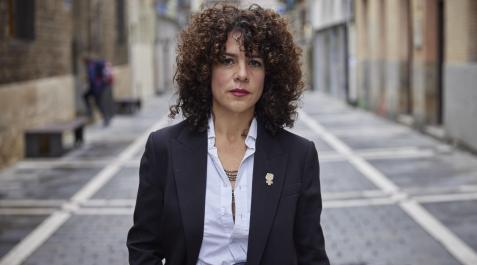 MAISA-COVALEDA María Isabel, Maisa, Covaleda en la calle Compañía de Pamplona. Tras la agresión que sufrió creó la Fundación Maisa Covaleda