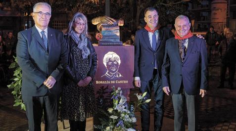 plaza-rosalia-castro De izquierda a derecha, Enrique Maya, Mª Jesús Rodríguez, Román Rodríguez y Cándido Pazos