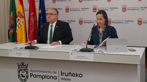 ENRIQUE-MAYA El alcalde, Enrique Maya, y la concejala de Servicios Generales, María Echávarri, en la rueda de prensa de presentación de los presupuestos del Ayuntamiento de Pamplona
