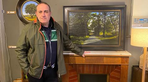 Joseja Casado posa junto a la obra Joseja Casado posa junto a la obra Por el buen camino que forma parte de la exposición Aire fresco