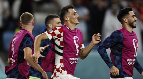 FIFA World Cup Qatar (36314732) Budimir salta desde el banquillo para celebrar el pase a cuartos