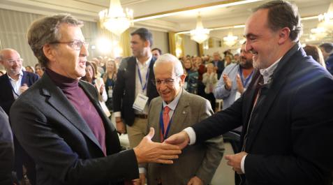 Alberto Núñez Feijóo saluda a Javier Esparza, que asiste como invitado al 8º congreso del PP navarro. A su lado, está el expresidente del PP navarro Jaime Ignacio del Burgo