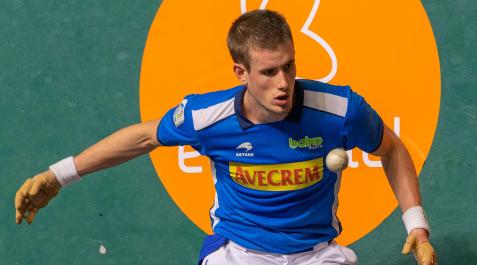 20775850Jon Mariezkurrena trata de golpear la pelota con su derecha durante el encuentro del pasado sábado. Jon Mariezkurrena trata de golpear la pelota con su derecha durante el encuentro del pasado sábado.