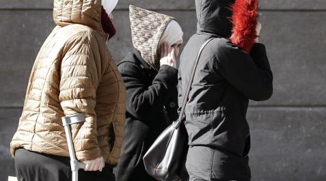 Un grupo de mujeres caminan muy protegidas del frío por una calle de Pamplona. Un grupo de mujeres caminan muy protegidas del frío por una calle de Pamplona.