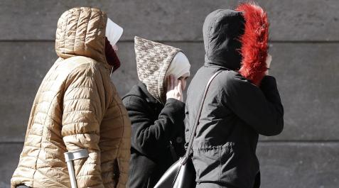 Un grupo de mujeres caminan muy protegidas del frío por una calle de Pamplona. Un grupo de mujeres caminan muy protegidas del frío por una calle de Pamplona.