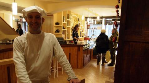 Iker Aramendia Landa, este sábado en el interior de la pastelería Aramendia reabierta por Navidad. Iker Aramendia Landa, este sábado en el interior de la pastelería Aramendia reabierta por Navidad