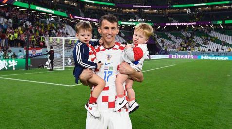 Ante Budimir disfrutó de pleno junto a sus dos hijos del pase a semifinales tras eliminar en la tanda de penaltis a Brasil Ante Budimir disfrutó de pleno junto a sus dos hijos del pase a semifinales tras eliminar en la tanda de penaltis a Brasil