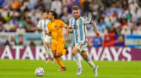 Alexis Mac Allister Alexis Mac Allister conduce el balón en el partido de cuartos de final de Argentina contra Países Bajos