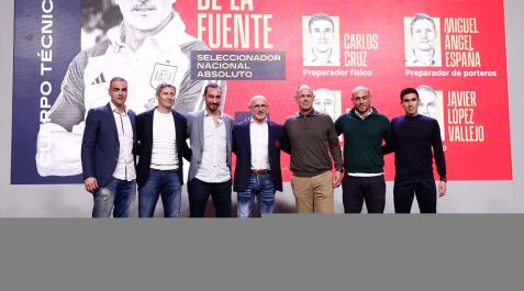 vallejo Javier López Vallejo, a la izquierda de la imagen, con el resto del equipo del entrenador de España, Luis de la Fuente, en la presentación de la Ciudad del Fútbol en Las Rozas