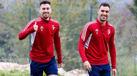 Osasuna Kike Barja y Unai García, en un momento de esta concentración en Girona.