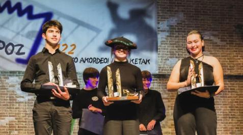 acordeon Tocada con txapela, la beratarra Naroa Otamendi Abril tras recoger el trofeo que acredita la conquista del primer premio en la sección junior de Mondragón.
