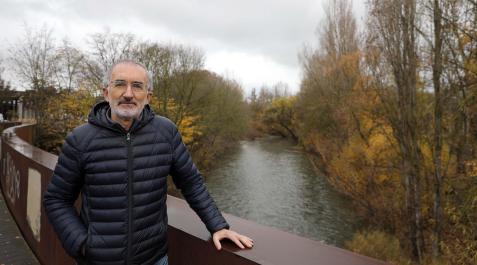 Juan Tomás Alcalde Juan Tomás Alcalde, sobre el río Arga, a la altura del cementerio de Pamplona, donde han colocado varias cajas refugio para los murciélagos.