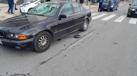 Burlada El patinete ha quedado bajo el coche, con la luna delantera rota. PM