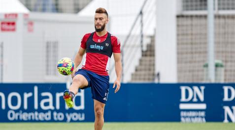 Roberto Torres Roberto Torres controla el balón, en una sesión anterior en Tajonar