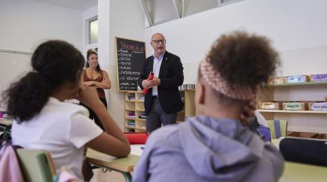 El consejero de Educación, Carlos Gimeno, durante una visita al Colegio Público García Galdeano de Pamplona El consejero de Educación, Carlos Gimeno, durante una visita al Colegio Público García Galdeano de Pamplona