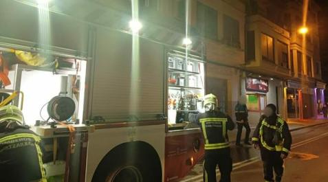 incendio-tafalla Bomberos en el lugar del incendio en un bloque de viviendas en Tafalla