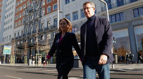 Feijoo-gamarra El líder del Partido Popular, Alberto Núñez Feijóo (d), y su secretaria general, Cuca Gamarra, participan en el rodaje de un anuncio de cara a las elecciones