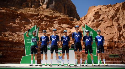 Guerreiro, de verde, con sus compañeros del Movistar Team en el Saudi Tour.