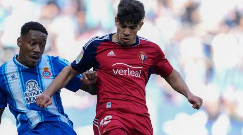 El jugador del Osasuna Abde Ezzalzouli (d) lucha por el balón con el defensa del Espanyol Ronaël Pierre-Gabriel El jugador del Osasuna Abde Ezzalzouli (d) lucha por el balón con el defensa del Espanyol Ronaël Pierre-Gabriel