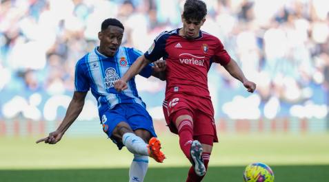 El jugador del Osasuna Abde Ezzalzouli (d) lucha por el balón con el defensa del Espanyol Ronaël Pierre-Gabriel El jugador del Osasuna Abde Ezzalzouli (d) lucha por el balón con el defensa del Espanyol Ronaël Pierre-Gabriel