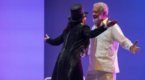 La Casa de Cultura de Burlada acogió este martes, 7 de febrero, el ensayo de la obra 'Hemingway' que se estrena en el Teatro Gayarre el jueves, día 9.