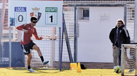 Aimar Oroz, con las gafas puestas, golpea el balón ayer junto al preparador Pablo Iriarte Aimar Oroz