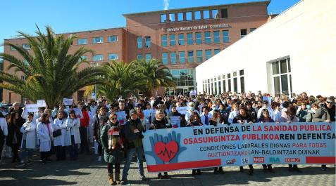 principe de viana Concentración en las puertas del centro de consultas Príncipe de Viana