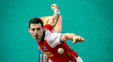 Jokin Altuna golpea a una pelota en el Labrit.