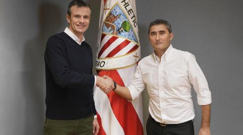 Valvede El presidente del Athletic Club, Jon Uriarte, estrecha la mano del técnico Ernesto Valverde tras la renovación del entrenador hasta junio de 2024.