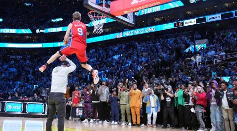 Mac-McClung-NBA Mac McClung salta por encima de un hombre para hacer un mate