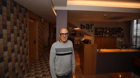 Bar La Plaza Agustín García, dueño del bar restaurante La Plaza, en la travesía de Tafalla de Pamplona