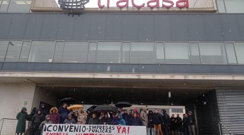 tracasa Trabajadores de Tracasa durante la concentración que ha tenido lugar este jueves