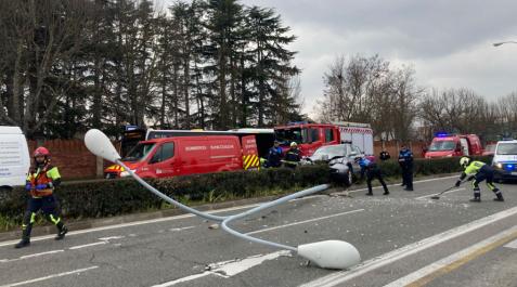 Un accidente provoca el corte de 4 carriles en la avenida Baja Navarra de Pamplona Un accidente provoca el corte de 4 carriles en la avenida Baja Navarra de Pamplona