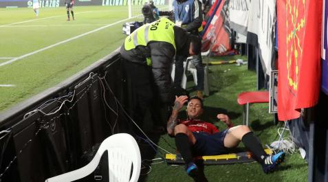 El Chimy Ávila terminó por los suelos tras una jugada en la que saltó la valla publicitaria en el fondo sur Osasuna-Celta