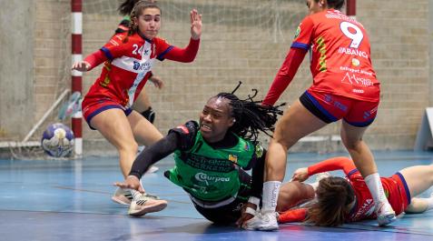 Lyndie Tchaptchet Lyndie Tchaptchet lanza a portería tras superar a la defensa del Mecalia Atletico Guardes
